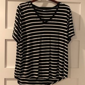Basic B&W Striped V Neck